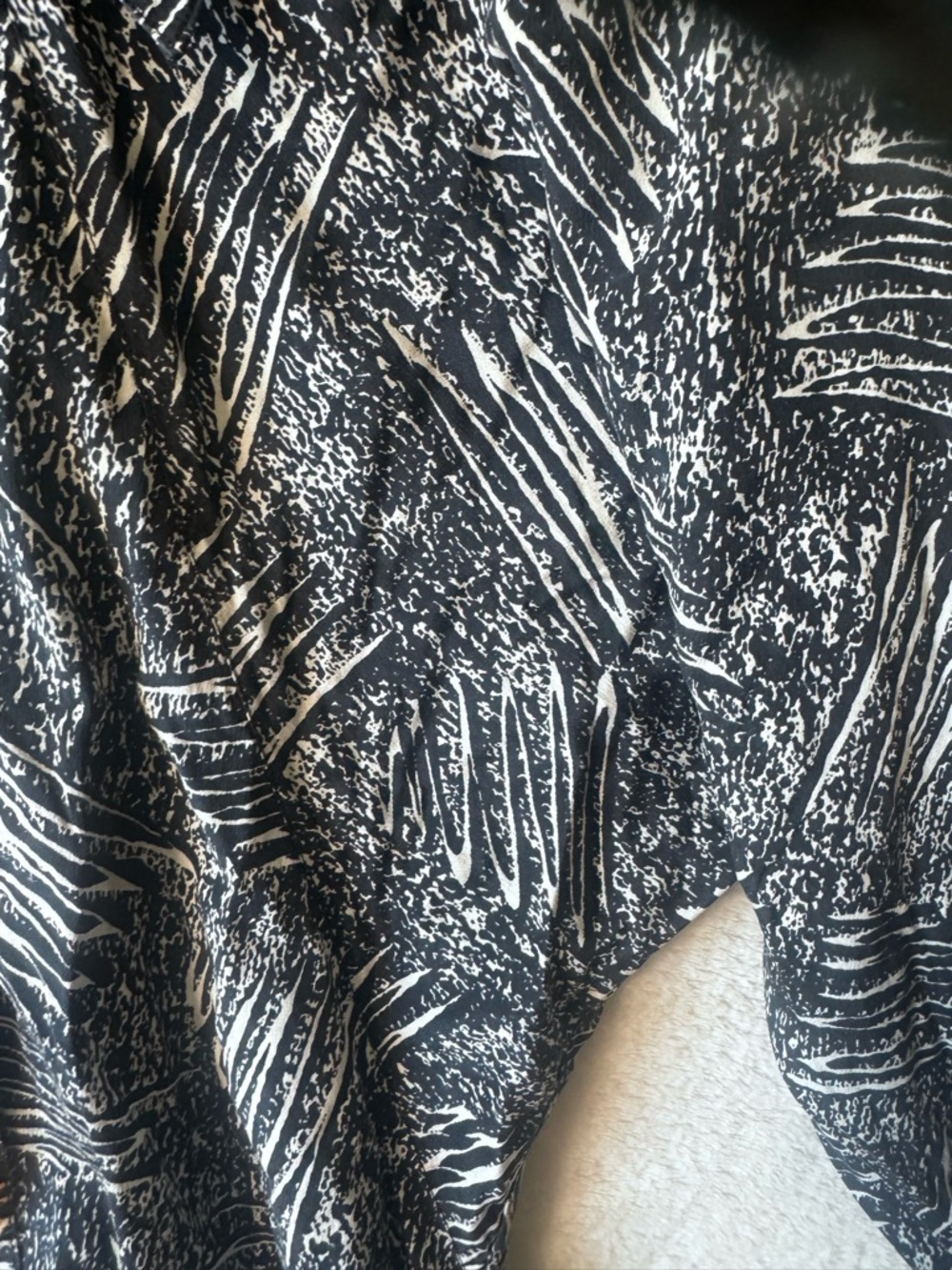 Julie V England 100% Silk 90s Abstract Animal Print Blouse 8 Top Light Blue Tan - Picture 11 of 16